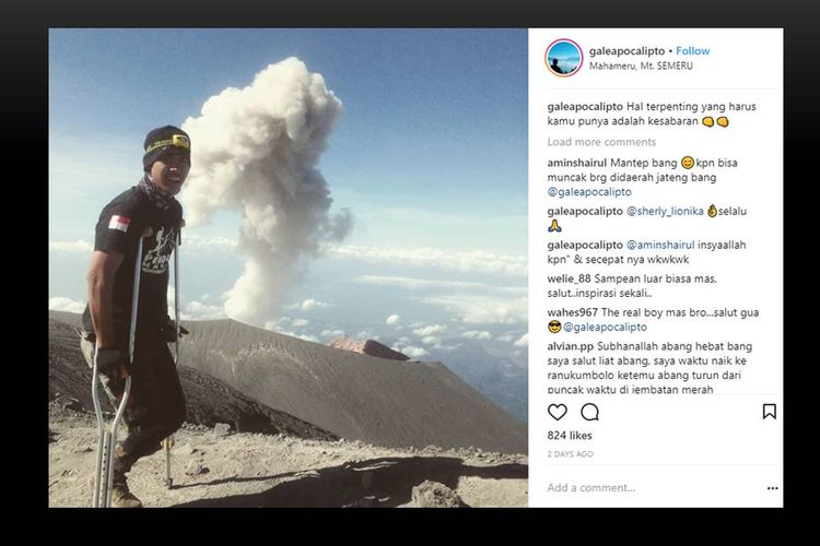 Pendaki berkaki satu, Tri Gale Wile (19), saat menaklukkan Puncak Mahameru. Keterbatasan fisik tak menyurutkan semangatnya untuk mendaki.