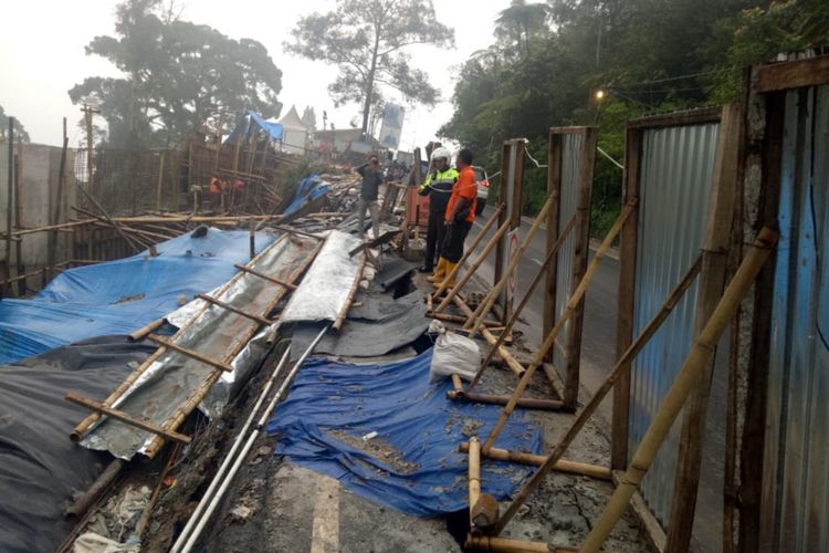 Talud atau dinding penahan tanah di lokasi perbaikan longsor, di kawasan Riung Gunung, Puncak, Bogor, Jawa Barat, mengalami keretakan, Rabu (29/11/2018). Peristiwa itu mengakibatkan separuh dari badan jalan di lokasi tidak dapat digunakan karena terdapat rengkahan selebar 30 sentimeter di sela antara talud dengan badan jalan.