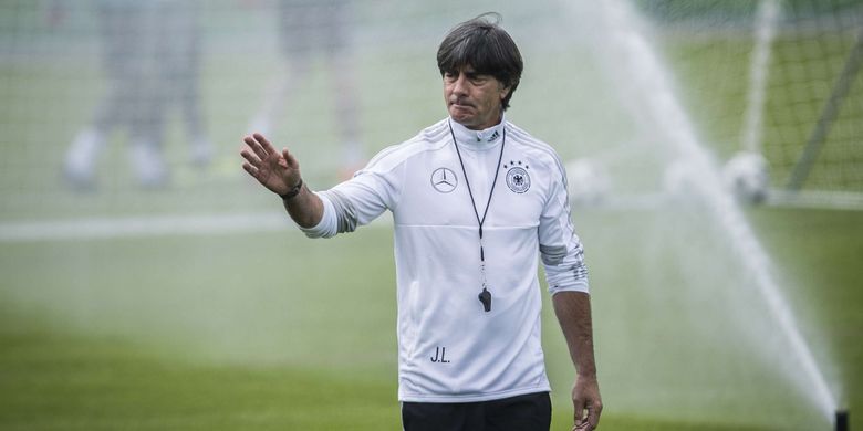 Pelatih Jerman Joachim Loew memimpin latihan tim nasional Jerman di CSKA Sport Bas, Vatutinki, Rabu (13/6/201). Timnas Jerman akan menghadapi Meksiko pada laga perdananya di Piala Dunia 2018 pada 17/6/2018.