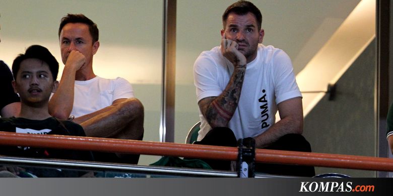 Simon McMenemy Pantau Laga Persebaya Vs Persib