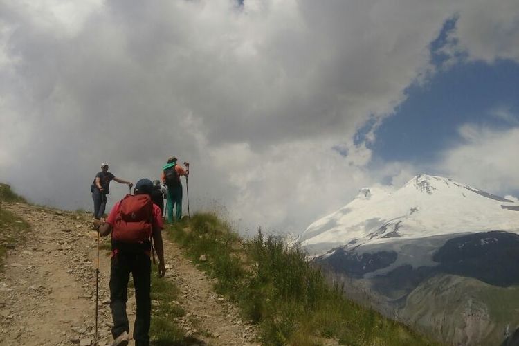 Gunung Elbrus (kanan) terdiri dari dua puncak, masing-masing memiliki ketinggian 5.642 mdpl dan 5,621 mdpl. 