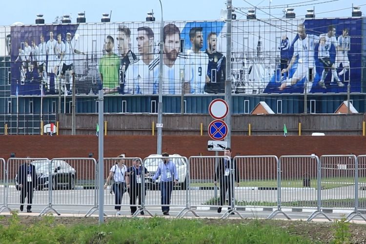 Mural Lionel Messi dan timnas Argentina tampak di Bronnitsy yang menjadi tempat pemusatan latihan Tim Tango selama Piala Dunia 2018.