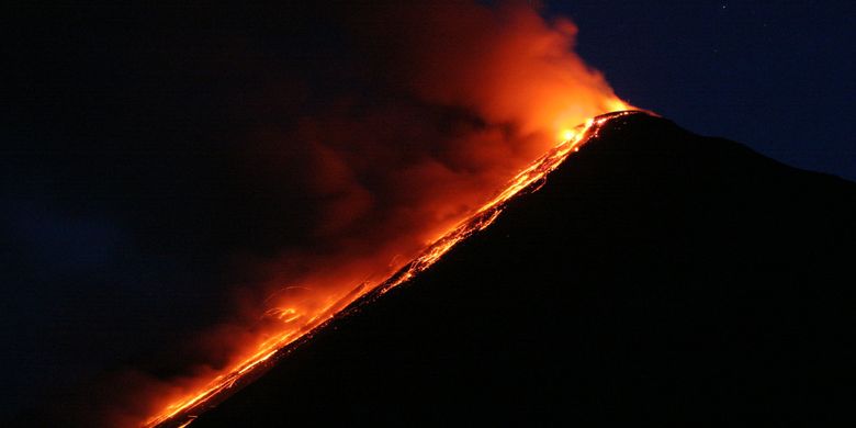 Lava pijar meluncur dari kawah Gunung Api Karangetang saat erupsi.