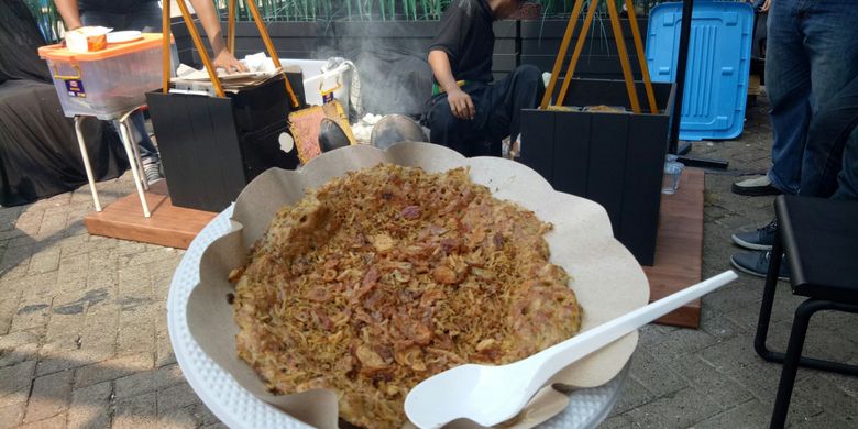 Seporsi kerak telor yang mengisahkan akulturasi budaya betawi pesisir dan pedalaman.