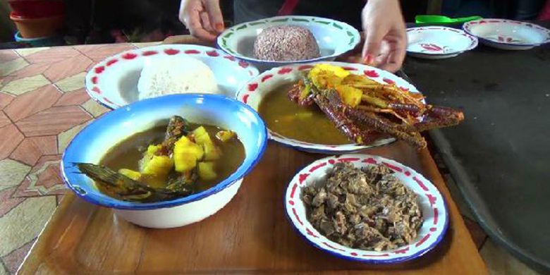 Berbagai menu berbahan ubi di Umah Ubi Atok Kulop di Pangkal Pinang Kepulauan Bangka Belitung.