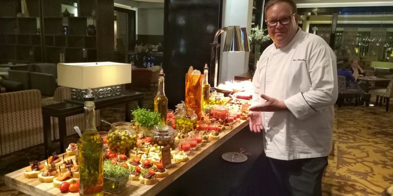 Executive Chef di Hotel Gran Melia Jakarta, Ingo Oldenburg memperlihatkan ragam camilan khas yang termasuk dalam budaya Tapas di Spanyol, Jumat (25/8/2017).