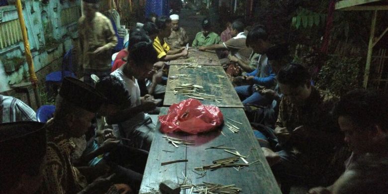 Beberapa laki-laki sedang membuat katikan yang terbuat dari bambu yang diruncingkan untuk masak aseman daging di Desa Olehsari, Banyuwangi, Jatim, Kamis (8/3/2018). Membuat katikan biasanya dilakukan secara gotong royong oleh masyarakat Olehsari.