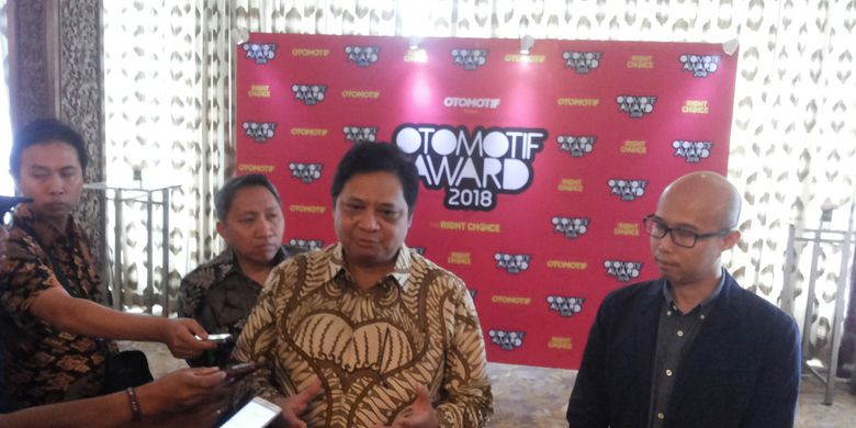 Menteri Perindustrian Airlangga Hartarto saat hadir di acara Otomotif Award 2018 yang diselenggarakan di Jakarta, Rabu (28/3/2018). Airlangga hadir untuk mewakili Presiden Joko Widodo yang meraih penghargaan khusus News Maker.