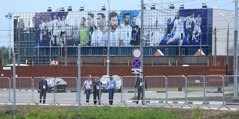 Mural Lionel Messi dan timnas Argentina tampak di Bronnitsy yang menjadi tempat pemusatan latihan Tim Tango selama Piala Dunia 2018. 