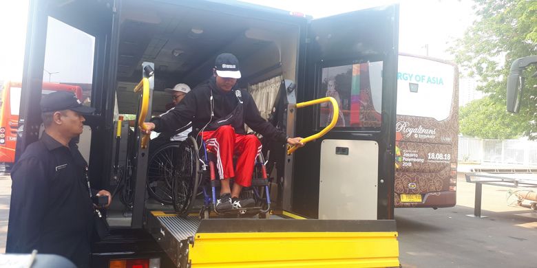 Simulasi pengawalan bus pengangkut atlet Asian Para Games, Selasa (25/9/2018) pagi dari Wisma Atlet, Kemayoran menuju GBK. Simulasi diawali dengan kedatangan atlet yang menggunakan kursi roda dari airport. 