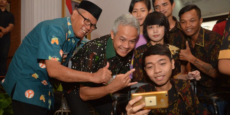 Gubernur Jawa Tengah Ganjar Pranowo sedang berselfie bersama anak-anak muda