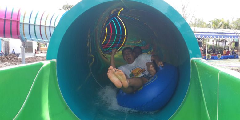 Sejumlah wisatawan meluncur di Jer Coaster Slide Hawai Water Park, Kota Malang, Sabtu (15/12/2018).