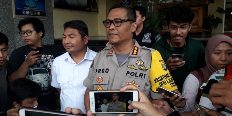 Ketua Tim Media Satgas Antimafia Bola Kombes Argo Yuwono memberikan keterangan kepada awak media di Mapolda Metro Jaya, Kamis (27/12/2018). Kompas.com