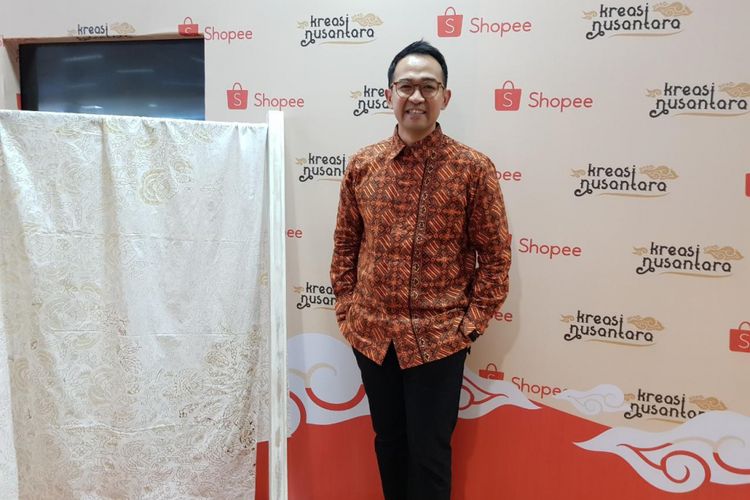 Desainer dan pendiri JKTCreative Iwet Ramadhan saat peluncuran fitur Kreasi Nusantara dari Shopee, Jakarta, Selasa (27/2/2018).