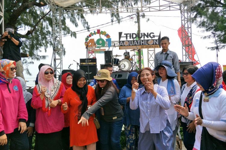 Menteri Kelautan dan Perikanan Susi Pudjiastuti joget bersama warga Pulau Tidung, Sabtu (5/5/2018). 