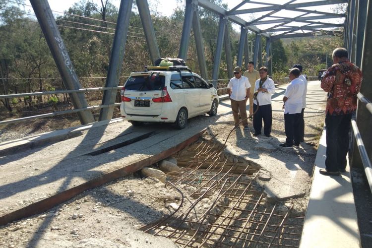Ketua Komisi V DPR RI Fary Djemi Francis meninjau jembatan Maiskolan di Kecamatan Amanuban, Kabupaten Timor Tengah Selatan (TTS), Nusa Tenggara Timur (NTT), Rabu (8/8/2018).