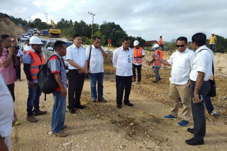 Ketua Komisi V DPR RI Fary Djemi Francis, saat meninjau pembangunan jalan menuju obyek wisata Nihiwatu di Kabupaten Sumba Barat, Nusa Tenggara Timu, Kamis (9/8/2018).