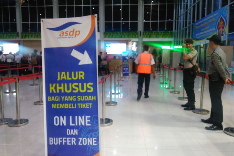PT ASDP Indonesia Ferry (Persero) kini membuka sistem reservasi online untuk memudahkan para pengguna jasa penyeberangan, Pelabuhan Bakauheni, Lampung, Jumat (30/6/2017).