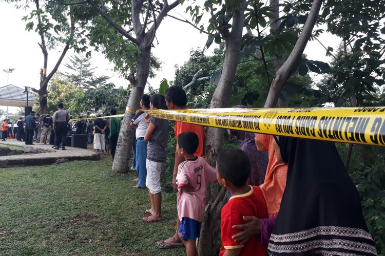 Sejumlah warga menyaksikan proses rekonstruksi kasus tewasnya Hilarius dalam duel ala gladiator di Taman Palupuh, Kecamatan Bogor Utara, Kota Bogor, Senin (25/9/2017).