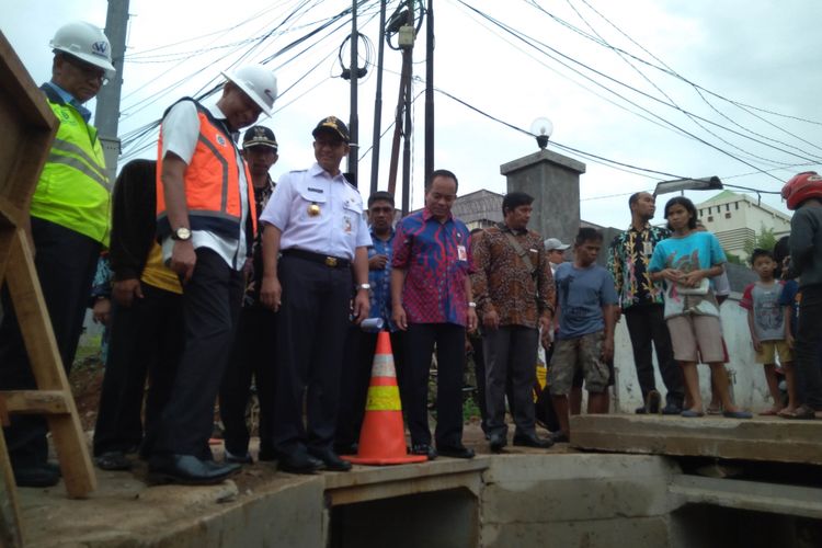 Gubernur DKI Jakarta memantau saluran air di jalan Panjaitan yang menyempit dan menimbulkan genangan air, Kamis (15/12/2017)