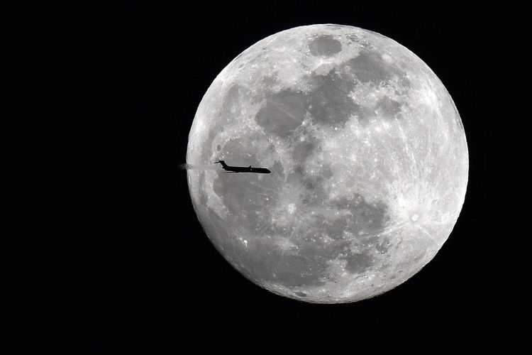 Pesawat MD-90 Delta penerbangan 1789 dari Atlanta ke Jacksonville melewati super moon di langit malam di Georgia. Sebuah fenomena selestial langka saat super moon, blue moon dan gerhana bulan total akan terjadi di waktu bersamaan di pagi dini hari tanggal 31 Januari 2018, di Senoia, Georgia, Amerika Serikat, Selasa (30/1). ANTARA FOTO/REUTERS/USA TODAY Sports/David Mercer/cfo/18