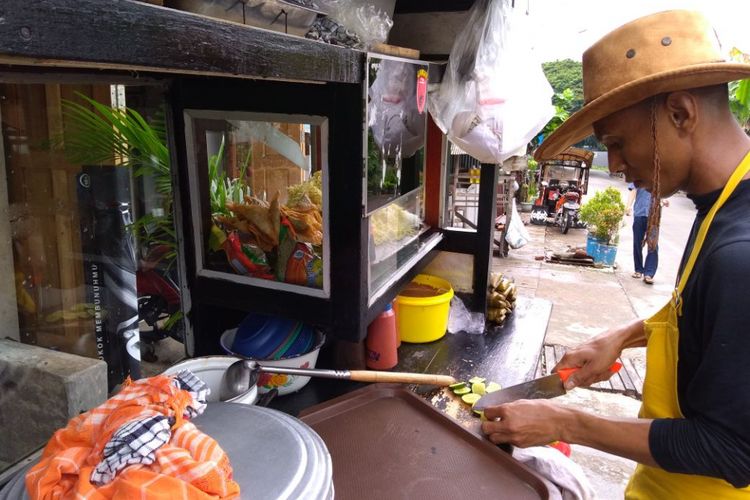 Berita Foto Gaya Mas Rinto Tukang  Bakso Berdasi Keliling 