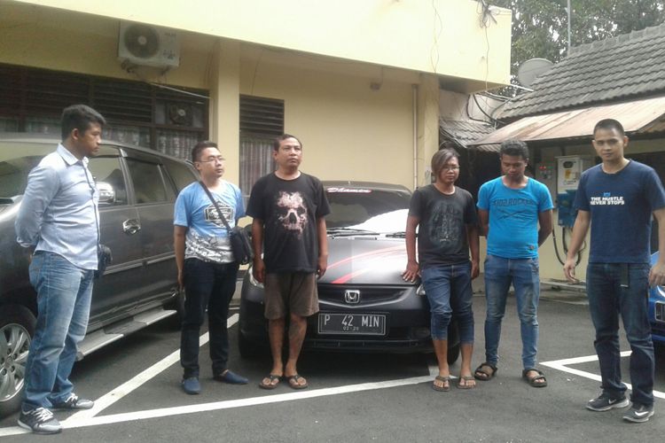 Empat warga dan mobil yang mereka kendarai dalam kondisi mabuk saat diamankan di Satreskrim Polresta Surakarta Solo, Jawa Tengah, Senin (23/4/2018). 
