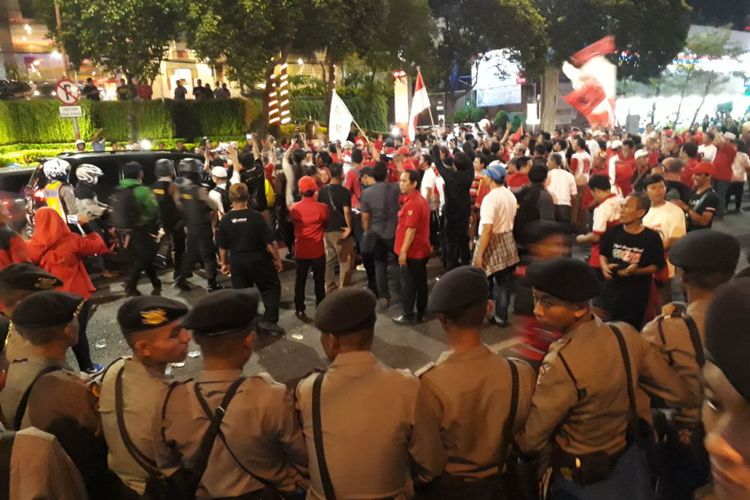 Massa pendukung paslon menutup Jalan Basuki Rahmat, Surabaya.