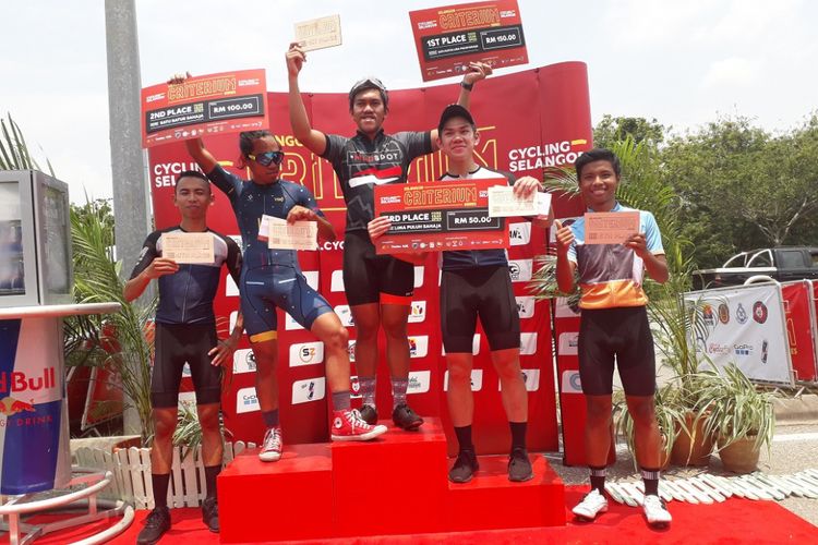 Pebalap Indonesia dari Team Westbike, Arga Budirahman (Tengah) berhasil menjuarai kelas Fixed Gear Open di seri 1 Selangor Criterium Series 2018, Sabtu (29/9/2018) 