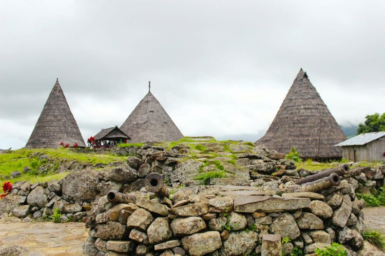 Suasana rumah adat Mbaru Niang atau Rumah Niang di Desa Adat Todo, Kecamatan Satarmese, Manggarai, Pulau Flores, NTT, Rabu (29/11/2018). 