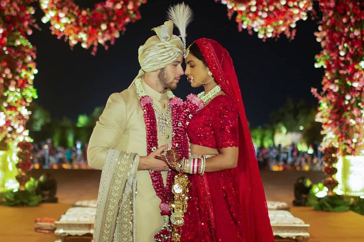 Priyanka Chopra dan Nick Jonas dalam balutan busana pengantin India.
