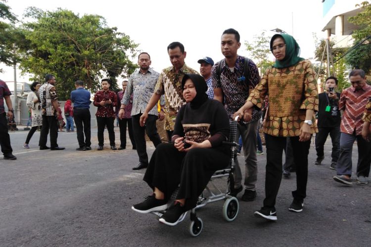 Wali Kota Surabaya, Tri Rismaharini, saat meninjau lokasi amblesnya Jalan Raya Gubeng, Surabaya, menggunakan kursi roda, Kamis (20/12/2018).