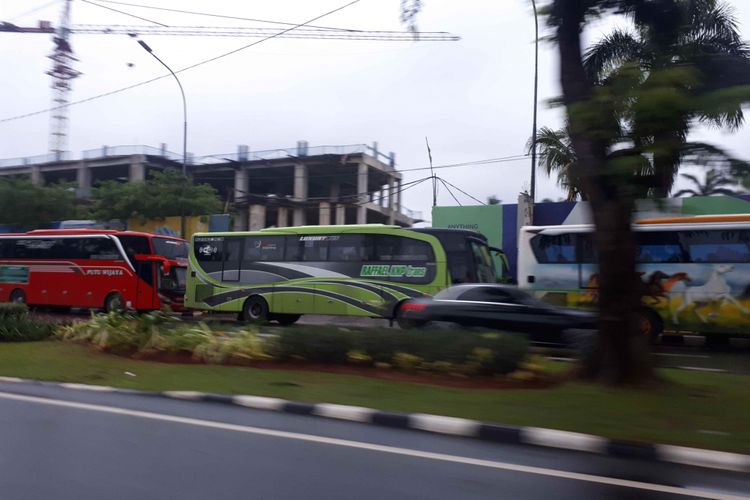 Sejumlah bus yang membawa rombongan peserta Hari Lahir (Harla) Muslimat Nahdlatul Ulama ke-73 terparkir di satu lajur jalam depan Gedung TVRI, Minggu (27/1/2019).