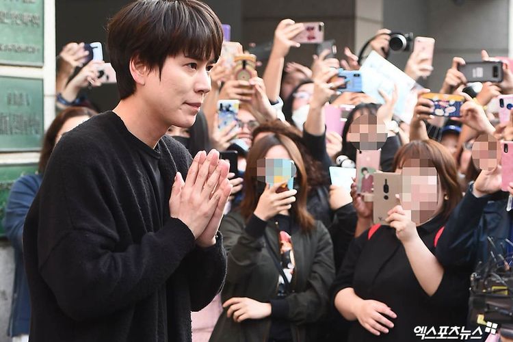 Member termuda Super Junior Kyuhyun menyapa para penggemar yang menantinya di luar kantor tempat ia menjalani wajib militer selama dua tahun terakhir, Selasa (7/4/2019).