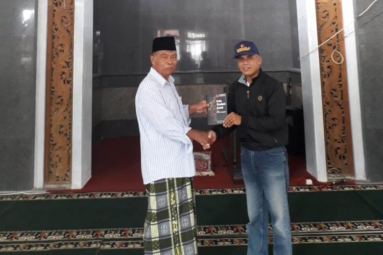 Petugas Bawaslu Magelang memberikan Buku Khotbah Jumat Pemilu Berintegritas ke masjid-masjid guna menangkal hoaks, politisasi SARA dan kampanye hitam, Jumat (5/4/2019).