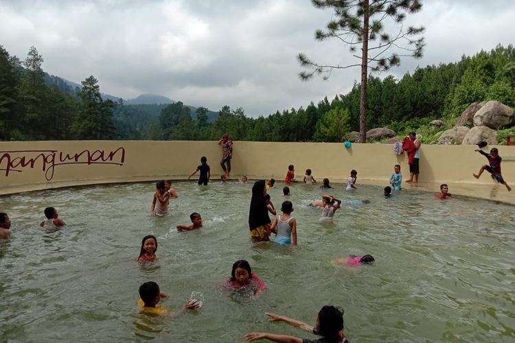 Pengunjung asyik bermain air di kolam air hangat Objek Wisata Kalianget Kecamatan Kalibening, Kabupaten Banjarnegara, Jawa Tengah, Minggu (9/6/2019).