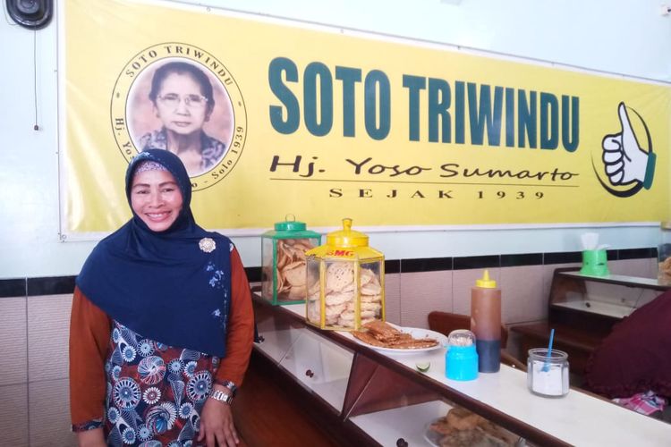 Salah satu pemilik Soto Triwindu, Wati. Ia mengelola warung soto ini bersama dengan saudara-saudaranya.