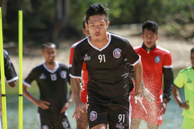 Takafumi Akahoshi dan seluruh pemain Arema FC menjalani latihan fisik di Pantai Balekambang, Kabupaten Malang, Jawa Timur, Sabtu (07/09/2019) pagi. 