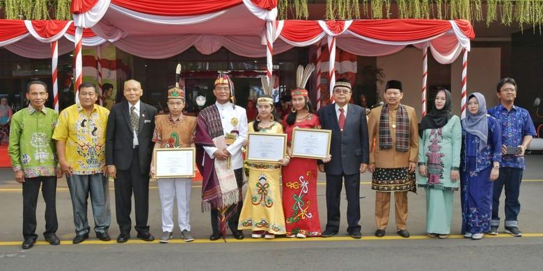 Mendikbud Muhadjir Effendy memberikan penghargaan kepada tiga siswa SMA Negeri 2 Palangka Raya, Kalimantan Tengah (17/8/2019) peraih medali emas juara dunia pada ajang Invention Creativity Olympic, di Seoul, Korea Selatan atas karya ilmiah menemukan obat penyembuh kanker dari tanaman bajakah. 