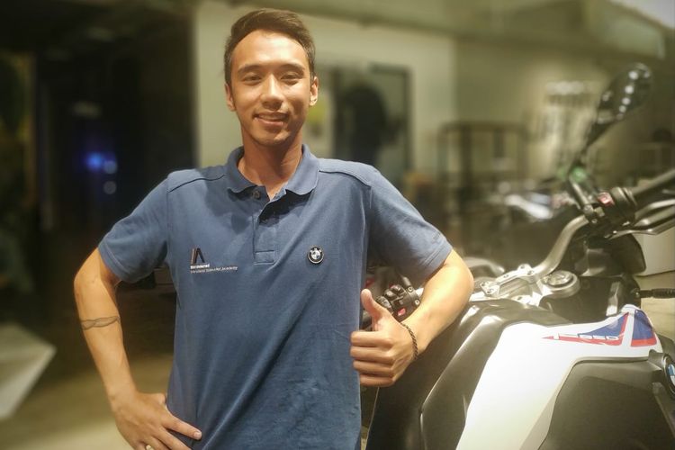 
Imanuel Pratna, instruktur orang Indonesia pertama bersertifikat dari BMW Motorrad Jerman. 