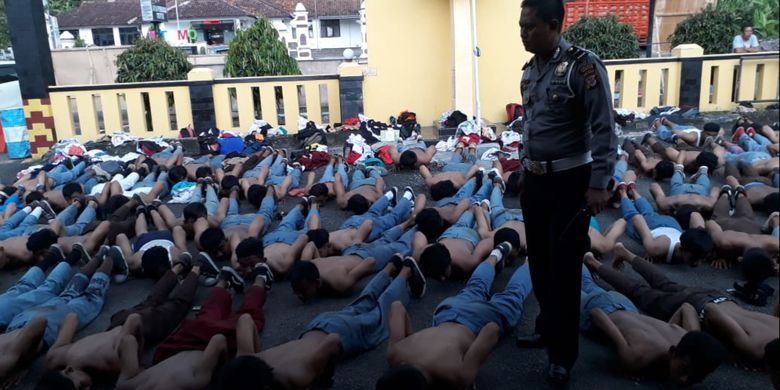 Ratusan pelajar yang terlibat tawuran di Jalan Raya Cirebon-Bandung, Tomo, Sumedang, Jawa Barat diamankan Polsek Tomo, Sabtu (6/4/2019) sore pukul 16.00 WIB. 