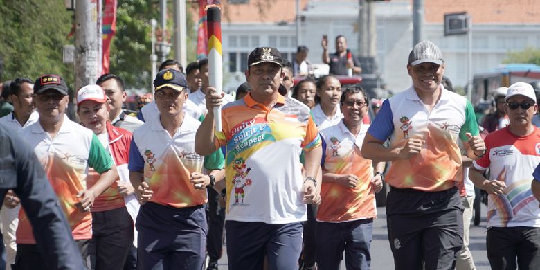 Wali Kota Semarang Hendrar Prihadi berlari membawa obor ASEAN School Games 2019 dari Lawang Sewu menuju Balaikota Semarang, Rabu (17/7/2019).