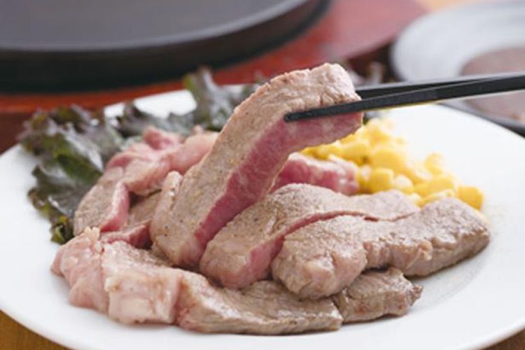 Zeitaku Steak yang dijual seharga 3.240 yen per 200 gram nya, menggunakan daging pantat sapi tingkat A5 Jepang yang direkomendasikan dan dimasak  dengan tingkat kematangan rare (bagian dalamnya masih mentah).