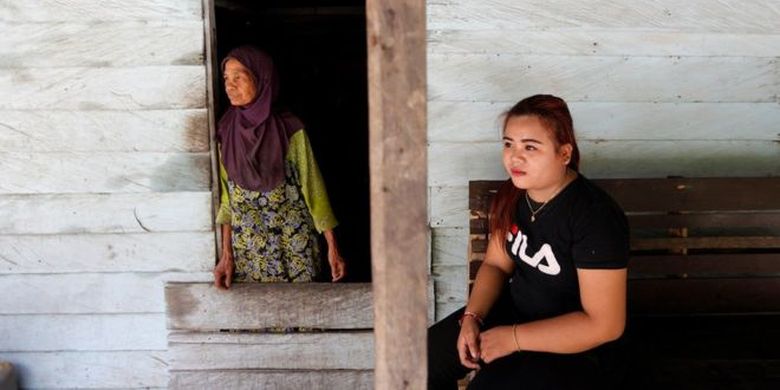 Penajam Paser Utara dihuni komunitas Dayak Paser, transmigran asal Jawa Tengah, dan para pekerja perkebunan sawit. 