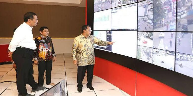 Walikota Makassar, Mohammad Ramdhan Pomanto memperlihatkan dan menjelaskan War Room atau ruang pusat data dan pemantauan ratusan CCTV di Kota Makassar.