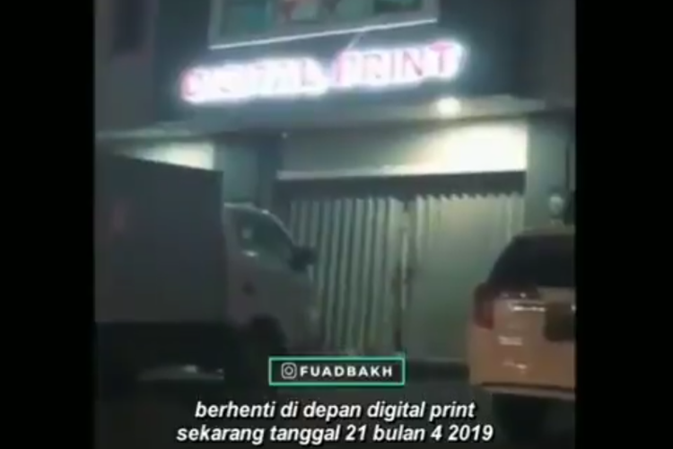 Tangkapan layar video viral yang menggambarkan mobil boks berstiker KPU yang dituding berisi akab ubah C1 di Condet, Jakarta Timur