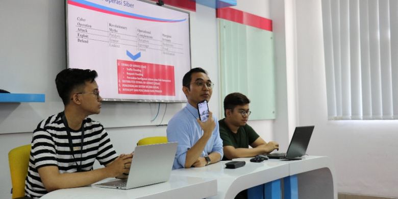 Direktur Center for Digital Society (CfDS) Fisipol Universitas Gadjah Mada (UGM), Dedy Permadi menyebutkan ada sejumlah ancaman kemanan siber pada pemilu 2019 di Indonesia dalam Konferensi Pers Ancaman Keamanan Siber Masa Pemilu 2019, Kamis (18/4/2019) di Fisipol UGM.