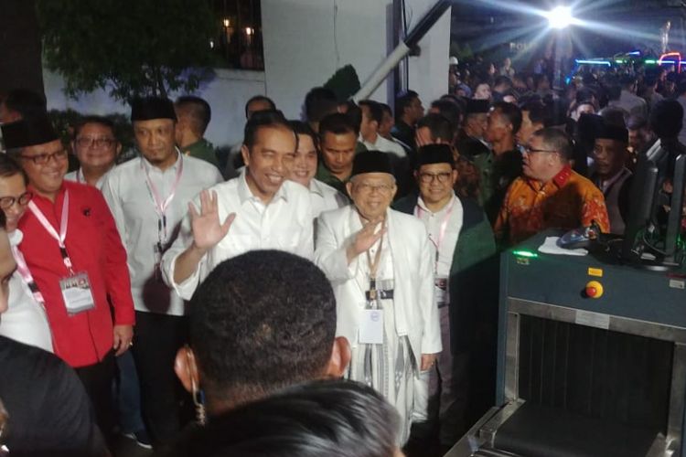 Pasangan Joko Widodo-Maruf Amin saat tiba di Kantor KPU, Jakarta, Jumat (21/9/2018), untuk mengikuti acara pengambilan nomor urut peserta Pilpres 2019.