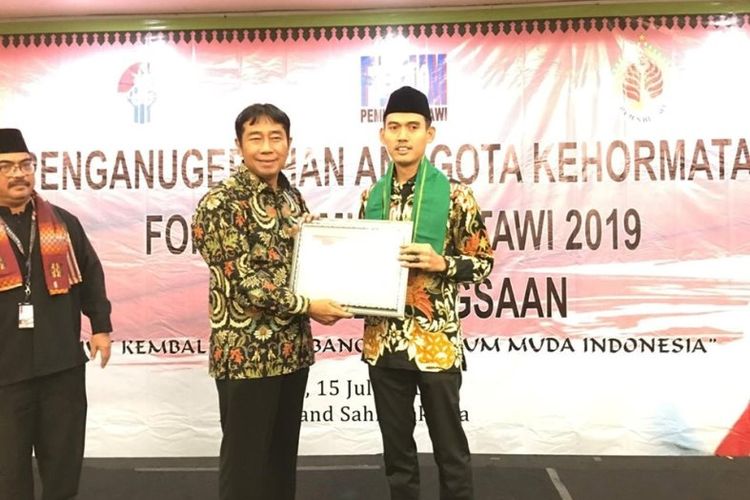 Deputi Pengembangan Pemuda yang juga Sekertaris Komisi Fatwa MUI Asrorun Niam Sholeh mendapat Anugerah Anggota Kehormatan Forum Pemuda Betawi (FPB) 2019 di hotel Grand Sahid Senin (15/7).