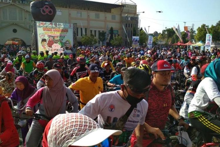 Bendera start pada etape sejauh 16 km di Kabupaten Lumajang, Jawa Timur, tepatnya di area Stadion Semeru, Minggu (23/9/2018), dikibaskan oleh staf ahli bidang ekonomi kreatif Kemenpora Jonni Mardizal.